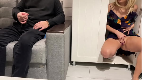 Ibu Tiri Ngintip Anak Tiri Nonton Bokep Sambil Col*i, Lalu Dia Nge**knya.