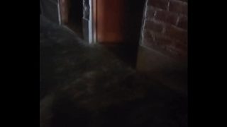 Ibu Muda Single Ngasih Gue Masuk Rumahnya Gegara Duit, Badannya Basah Keringetan Pas Buka Pintu.
