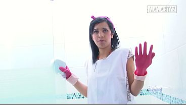 Pembantu Hotel Pake Sarung Tangan Karet Bungkukin Badan Sambil Ngelap Pancuran, Bikin Lihat Dari Belakang Bikin Panas.