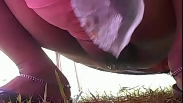 Desi Ngocok Sambil Pipis, Becek Basah Bikin Makin Liar
