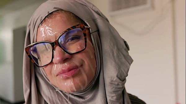 Hijab Cosplay – Ibu Bule Binal Digebuk Muka Sama Kontol