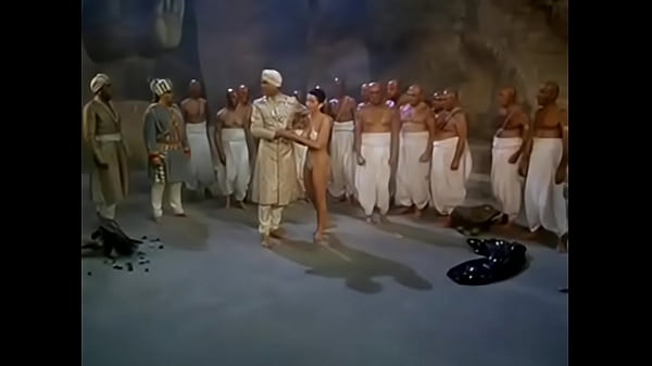 Cewek India Di Kuburan, Nungguin Kontol Ngejusin Lubang Sambil Napas Makin Berat.