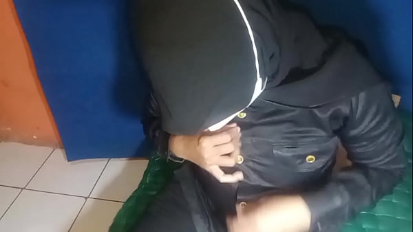 Satpam Cewek Sange Colmek Sampe Muncrat Deras, Ngacengin Abis!