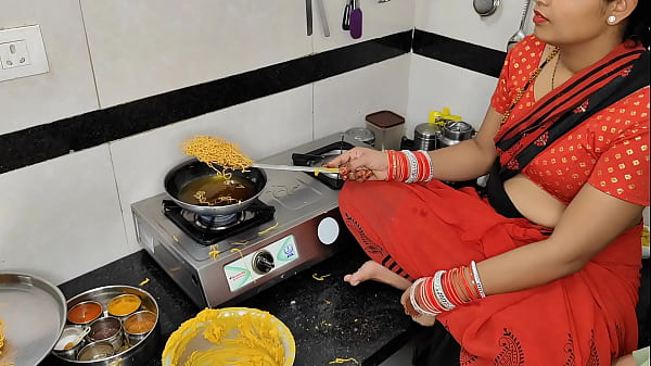 कोमल दिवाली पर नमकीन बना रही थी, तभी देवर ने भाभी को उठाकर ले गया