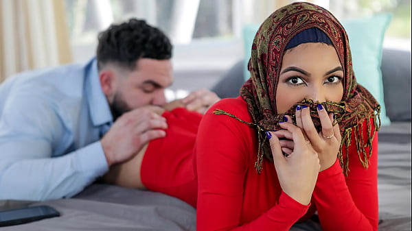 Kakak Tiri Siap Ajarin Adik Hijabnya Soal Ranjang Sebelum Dia Nikah – Hijablust