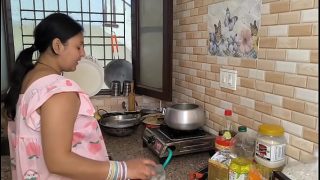Buka Paha Dikit, Desi Siap Ngerogotin Batang Lo.
