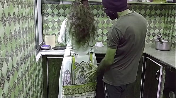 Bini Jilbab Lagi Sibuk Masak Di Dapur, Tiba-tiba Digebrak Dari Belakang, Suara Desahannya Bikin Makin Panas.
