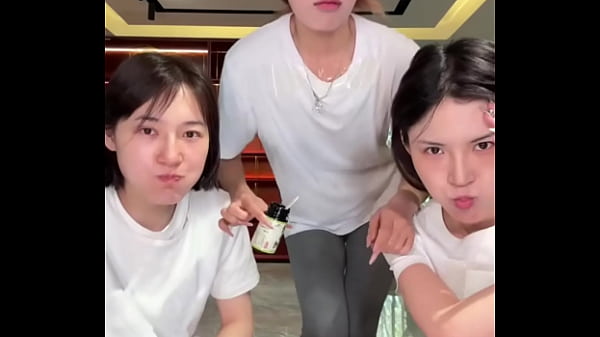 Cô Nàng Lùn ở Trung Quốc Múa Cột Nóng Bỏng, Làm Anh Em đứng Ngồi Không Yên.