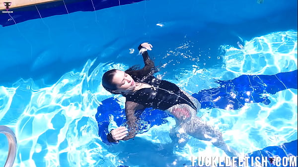 Jessica Bunny Nungging Di Kolam Renang, Basah Kuyup Sambil Gerakin Pantat.