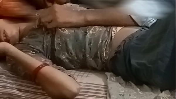 Jija Sama Saali, Malam Penuh Desah Di Kamar Sempit.