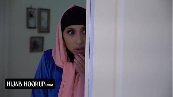 Penuh Penasaran, Cewek Cantik Berhijab Dengan Bokong Sempurna Digebukin Memek Sempitnya Sama Instruktur Yang Horny Banget.