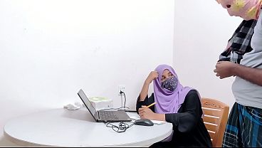 Bankir Berhijab Sange Digebuk Petani Kampung, Crot Di Dalem