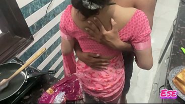 Desi Bhabhi Dapur Melototin, Sambil Masak Sange, Langsung Digebukin.