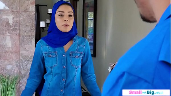 Arab Cewek Muda Digenjot Dua Cowok Gede