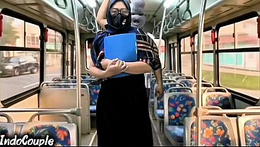 Istri Muslim Habis Kampus Naik Bus Sendirian, Cowok Asing Langsung Ngewe Dia Pakai Hijab Masih Nempel