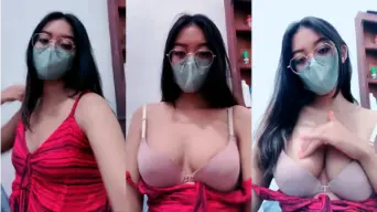 Yasmine Live Buka-bukaan Mulus Sampai Kelihatan