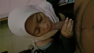 Bokep Indo Hijab Ngewe Sambil Ngemut Kontol Pacar Sampai Tembem