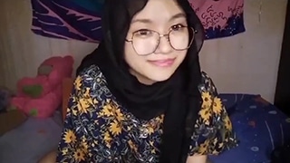 Hijab Berkacamata Lagi Asyik Belajar Colmek, Nikmatin Sendiri Di Kamar.