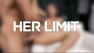 Gadis Asia Langsing Pakai Lingerie Pink, Diminyaki, Kontolnya Dimasukin Keras Ke Pantat.