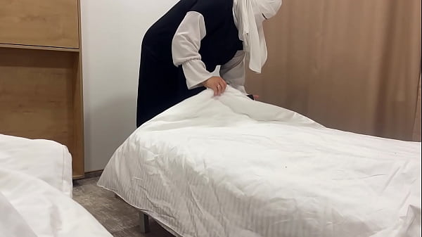Biksu Arab Di Hotel Menggoda Tamu Dengan Celah Ketatnya Yang Basah