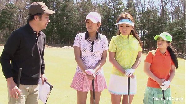 Gadis Belia Asia Main Golf Sambil Bugil Bikin Makin Menggoda Dan Panas.
