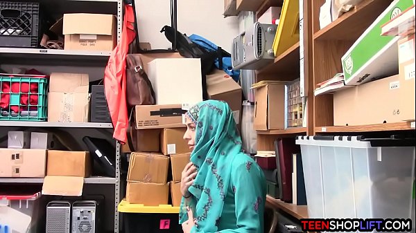 Remaja Arab Ketahuan Nyuri, Langsung Diginiin Satpam Di Ruang Belakang.