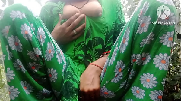 Indian Desi Jungle Mein Bhabhi Jaakar Apne Gand Ka Paani Nikaal Diya
